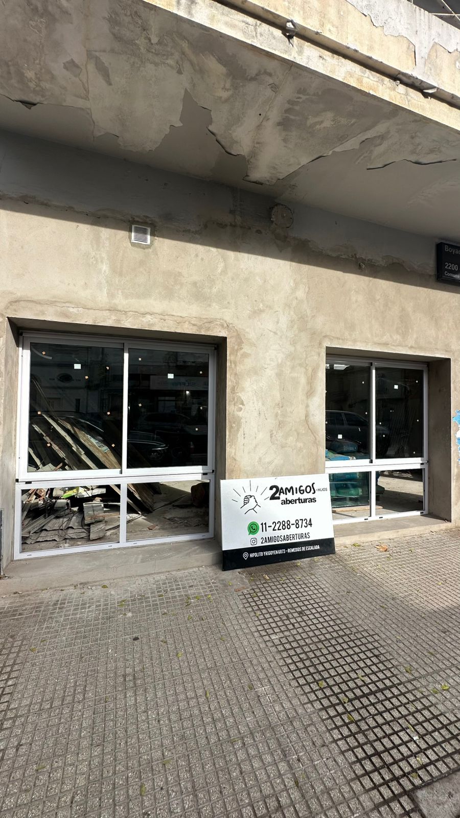 Ventanas corredizas instaladas en local comercial — Pensión de Argentinos Juniors, Paternal, CABA